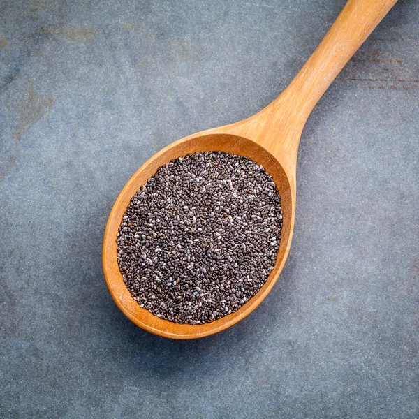 Näringsrikt chia frön i trä sked för kost livsmedelsingredienser. — Stockfoto