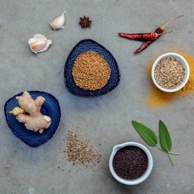 Muhtelif baharatlar zencefil, rezene tohumu, kurutulmuş kekik, adaçayı yaprakları, g