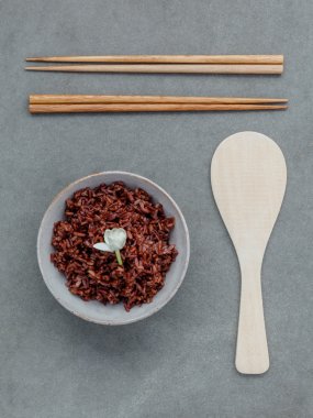 Kaşık yüksek lif ve kase de buğulanmış geleneksel tay pirinç 