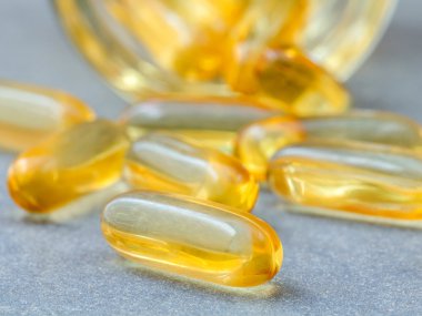 Cam şişede kapsül balık yağı kapatın. Ek yüksek 