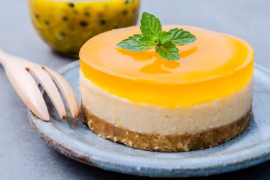 Koyu backgrou taze nane yaprakları ile Passion meyve cheesecake