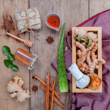 Top ve bitkisel Ingredi doğal Spa maddeler bitkisel sıkıştırmak