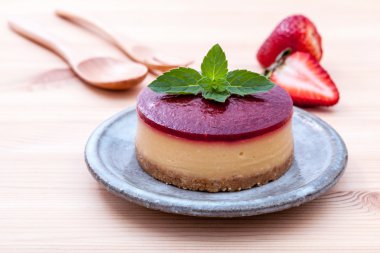 Ahşap adam çilekli cheesecake ile taze nane yaprakları