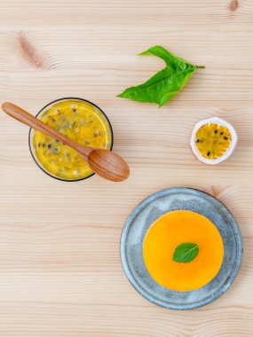 Ahşap backgr taze nane yaprakları ile Passion meyve cheesecake