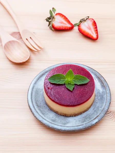 Ahşap adam çilekli cheesecake ile taze nane yaprakları — Stok fotoğraf