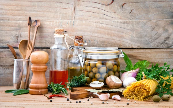 Concepto de comida italiana pasta con verduras aceite de oliva con sabor a un —  Fotos de Stock