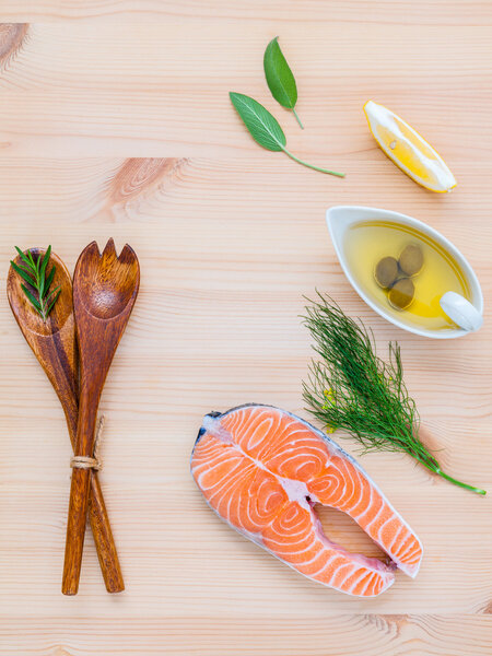 Сырое филе лосося в белой миске с ингредиентами оливкового масла
 ,