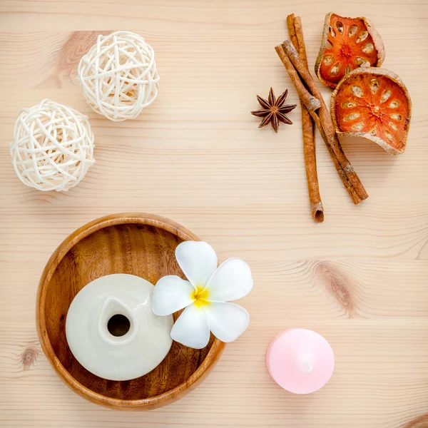 Frangipani tropische bloemen met herba Spa producten. Plumeria f — Stockfoto