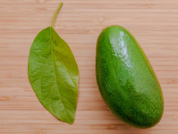 Fresh avocado on wooden background. Organic avocado healthy food — Stock Photo, Image