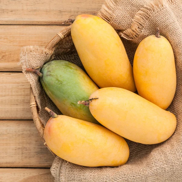 Fresco orgánico tradicional tailandés mangos ricos en vitaminas y minerales —  Fotos de Stock