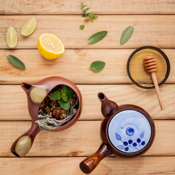 Panci teh herbal dengan ramuan herbal segar, peppermint, chrysant kering — Stok Foto