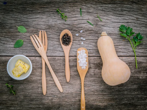 Conceito de alimentação saudável. Ingredientes para sopa de abóbora em woo rústico — Fotografia de Stock