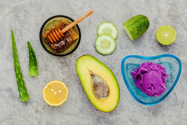 Soin de la peau fait maison et gommage du corps avec des ingrédients naturels avocat — Photo