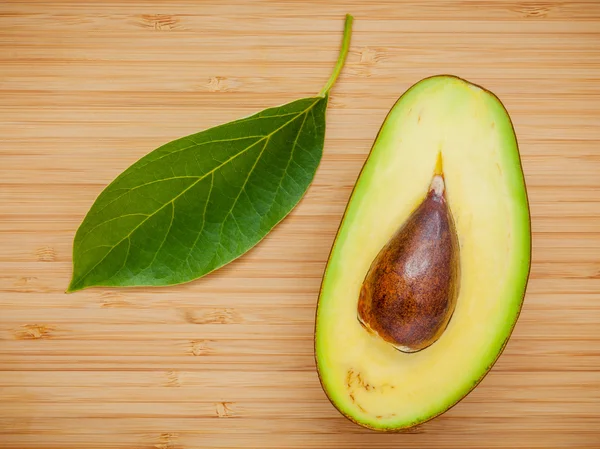 Färsk avokado på trä bakgrund. Ekologisk avocado hälsosam mat — Stockfoto