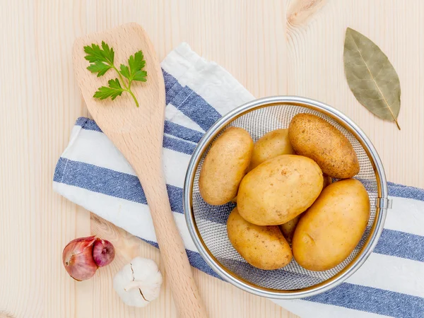 Čerstvé organické brambory v koši s bylinami česnek, šalotky, Pars — Stock fotografie