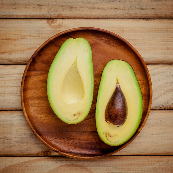 Färsk avokado på trä bakgrund. Ekologisk avocado hälsosam mat — Stockfoto