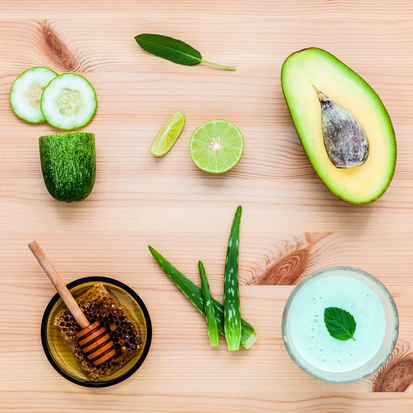 Cuidado casero de la piel y exfoliación corporal con ingredientes naturales avoca — Foto de Stock