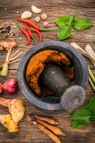 Ассортимент тайской кухни Кулинарные ингредиенты и пряный красный карри — стоковое фото
