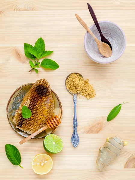 Honeycomb in wooden bowl with herbs mint ,thyme and sage set up — Stock Photo, Image