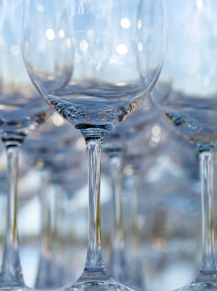Blurred and bokeh of wine and champagne glass setting for weddin — Stock Photo, Image