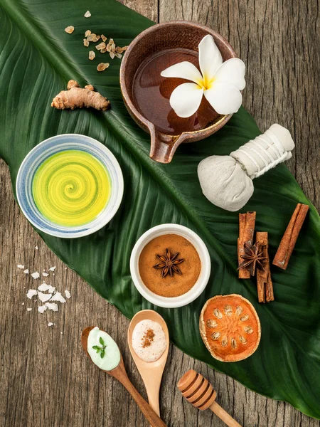 Green leaves with nature spa ingredients turmeric,herbal compres — Stock Photo, Image