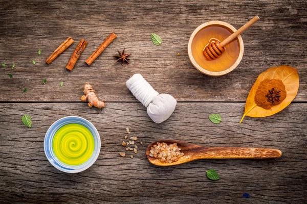 Composición de los ingredientes naturales del spa en la mesa de madera oscura . —  Fotos de Stock