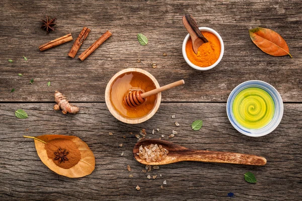 Composición de los ingredientes naturales del spa en la mesa de madera oscura . —  Fotos de Stock