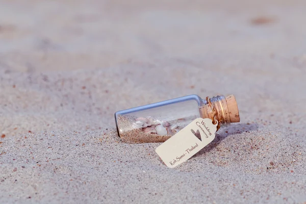 Fechar garrafa de convite de casamento com concha do mar e papel — Fotografia de Stock