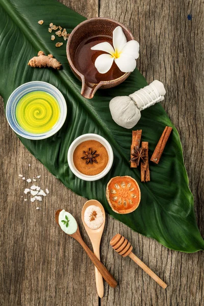 Green leaves with nature spa ingredients turmeric,herbal compres — Stock Photo, Image