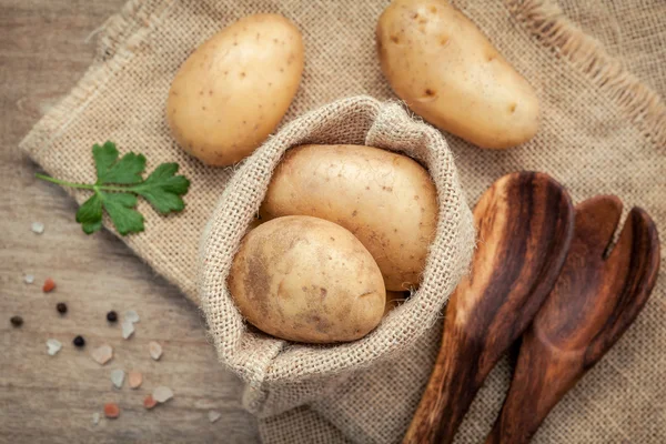 Fresh organic potatoes in hemp sake bag with parsley ,salt and p — Stock Photo, Image