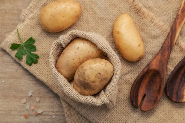 Fresh organic potatoes in hemp sake bag with parsley ,salt and p — Stock Photo, Image