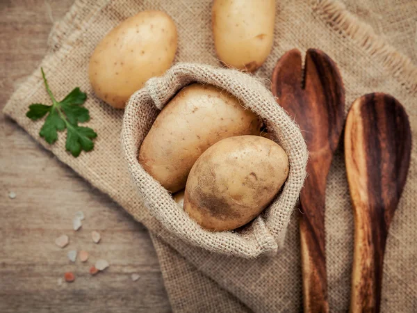 Fresh organic potatoes in hemp sake bag with parsley ,salt and p — Stock Photo, Image