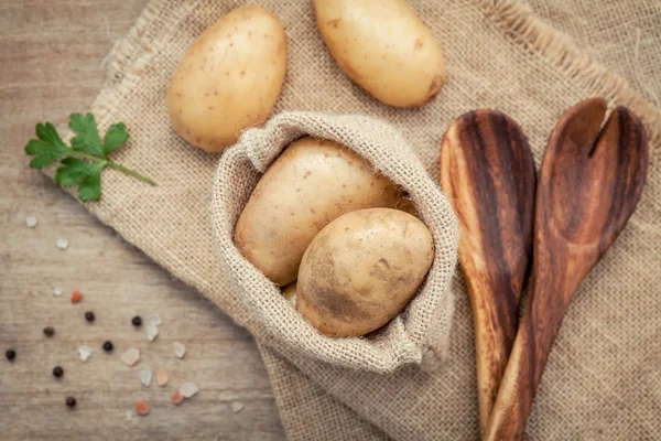 Fresh organic potatoes in hemp sake bag with parsley ,salt and p — Stock Photo, Image