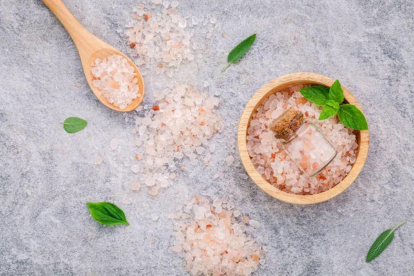 Himalayan pink salt in wooden bowl with peppermint, sage, thyme, b — стоковое фото