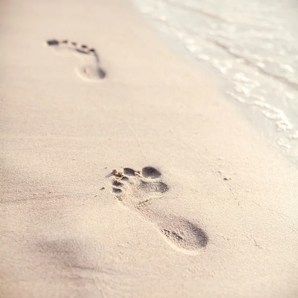 Μαλακή εστίαση και τόνος των ποδιών στην τροπική παραλία Άμμος — Φωτογραφία Αρχείου