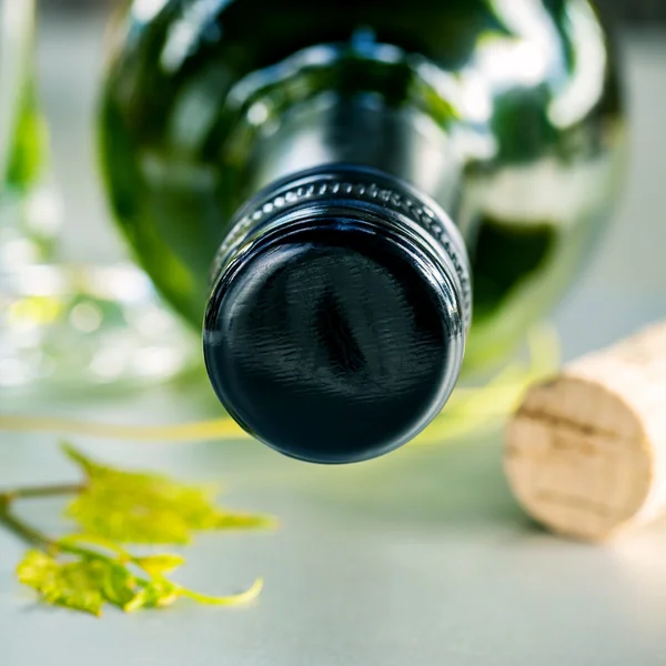 Wine bottle with vine and wine cork put on the board.Close up wi — Stock Photo, Image