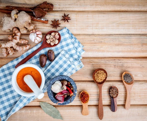 Bahan-bahan memasak makanan. Rempah-rempah kering tongkat kayu manis, teluk — Stok Foto