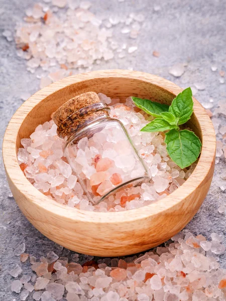 Крупный план Гималайская розовая соль в деревянной миске и бутылка с перцем — стоковое фото