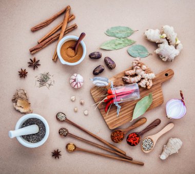 Karışık baharat ve otlar arka plan kabuk tarçın ve tarçın po