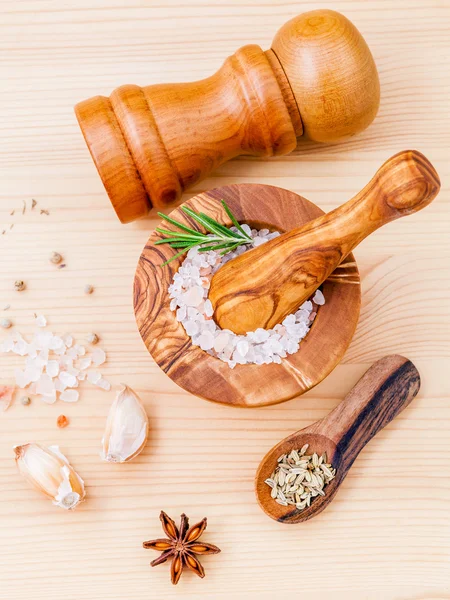 Uzavřete Himámrůžovou sůl v dřevěné minomet a bylinky česnek , — Stock fotografie