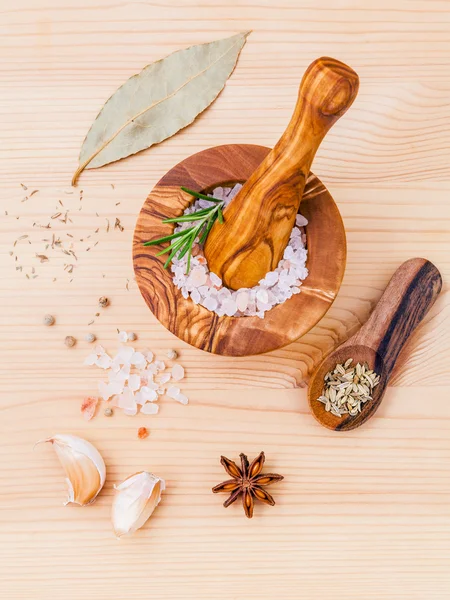 Uzavřete Himámrůžovou sůl v dřevěné minomet a bylinky česnek , — Stock fotografie