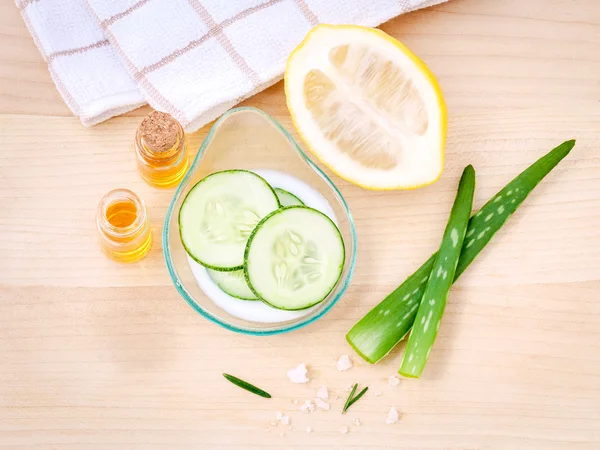 Hausgemachte Hautpflege mit natürlichen Inhaltsstoffen Aloe Vera, Zitrone, — Stockfoto