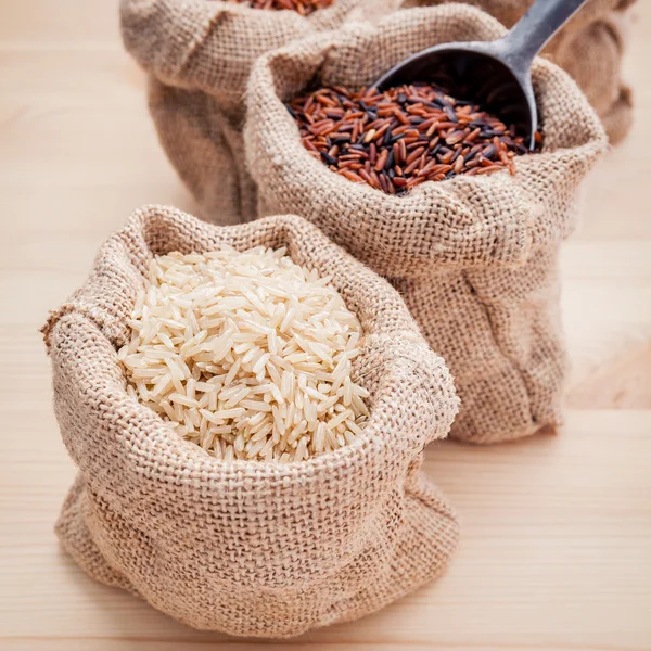 Arroces tailandeses tradicionales de grano entero mezclados mejores arroces para una alimentación saludable — Foto de Stock