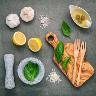 Ev yapımı pesto sos için malzemeler: fesleğen, parmesan peynir