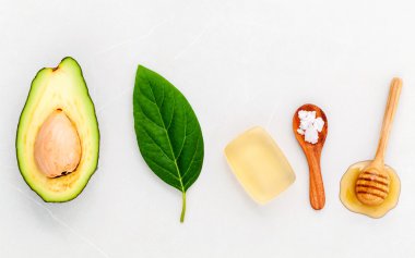 Alternatif Cilt Bakımı ve bodur taze avokado, yaprakları, deniz sa