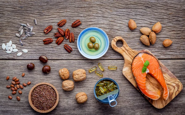 Auswahl von Nahrungsquellen mit Omega-3-Fettsäuren und ungesättigten Fettsäuren. Super fo — Stockfoto