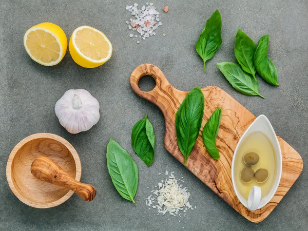 Ingredientele pentru sos pesto de casă: busuioc, brânzeturi de parmezan — Fotografie, imagine de stoc