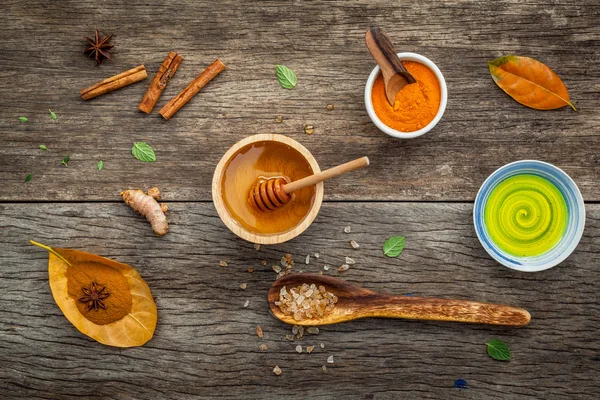 Composición de los ingredientes naturales del spa en la mesa de madera oscura . —  Fotos de Stock