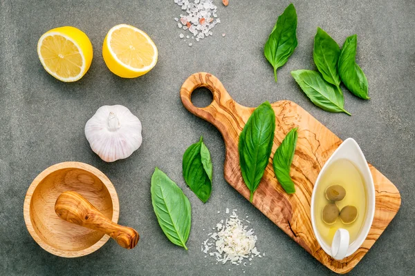 Ingredience pro domácí pesto omáčky: bazalka, parmazán sýr — Stock fotografie