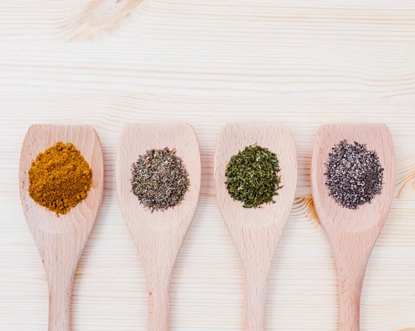 Lebensmittel Kochen Zutaten getrocknete Gewürze Kräuter in Holzlöffel Curry — Stockfoto